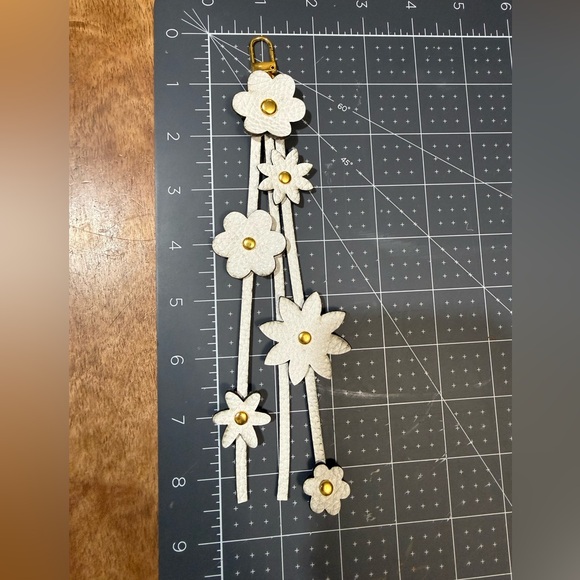 Floral Tassel Leather Bag Charm - White - Picture 7 of 8